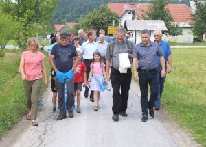 OTVORITEV CESTE IN ZIDU OKOLI POKOPALIŠČA NA KOŽLJEKU 11 FOTO LJUBO VUKELIČ